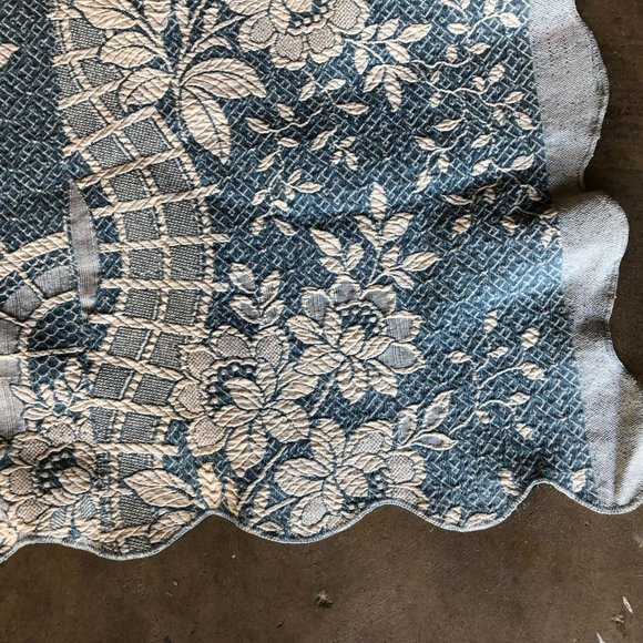 Vintage 1934 Bedspread Coverlet Scalloped Edges 8x6 ft Reversable - Picture 2 of 9
